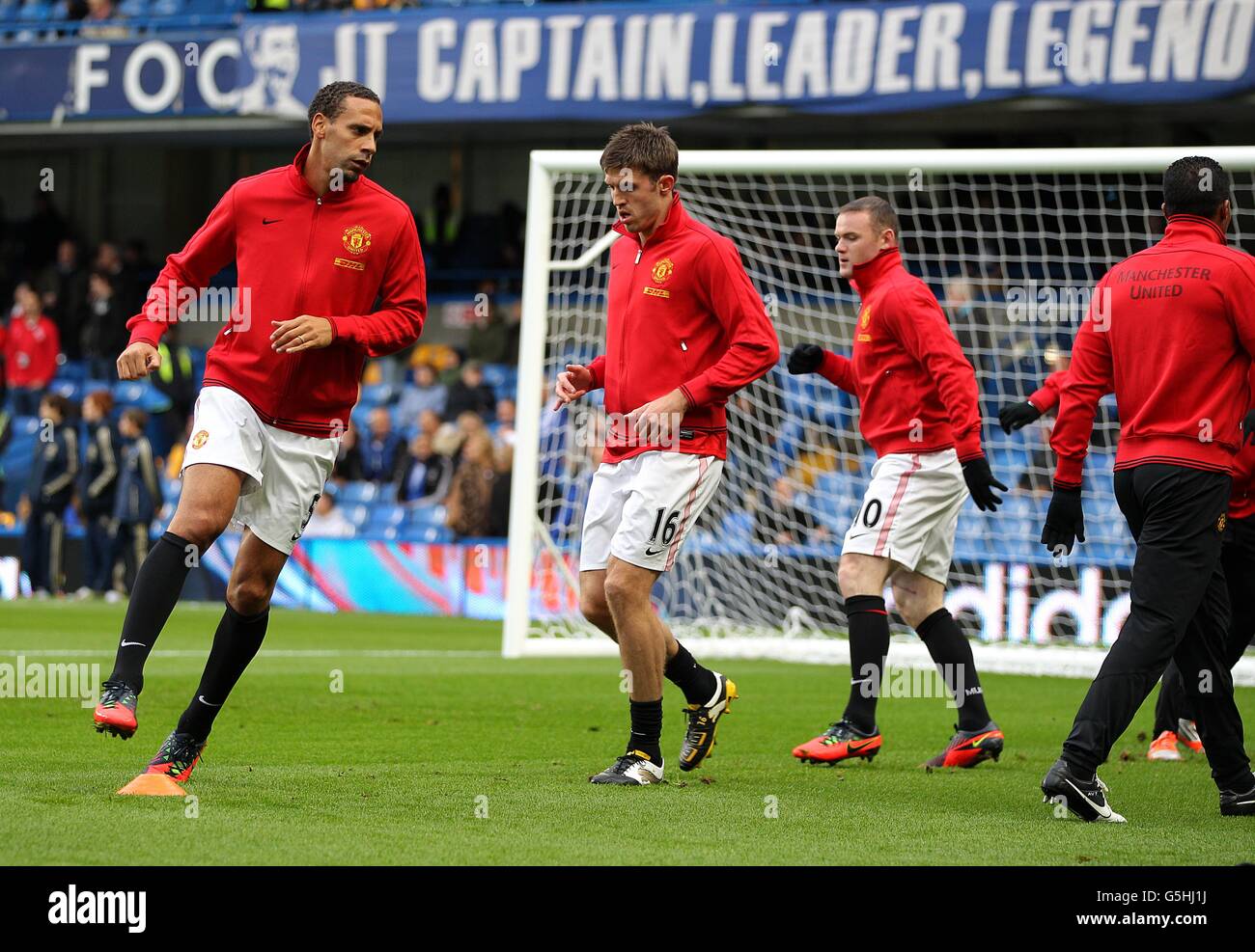 Calcio - Barclays Premier League - Chelsea / Manchester United - Stamford Bridge. Il Rio Ferdinand del Manchester United si riscalda prima del gioco Foto Stock