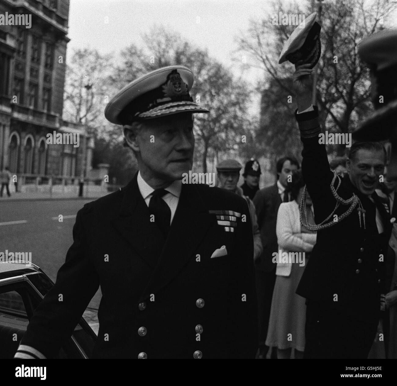Un invio clamoroso per First Sea Lord, Ammiraglio della flotta Sir Henry Leach al Ministero della Difesa di Londra per il suo ritiro dal servizio attivo. Foto Stock