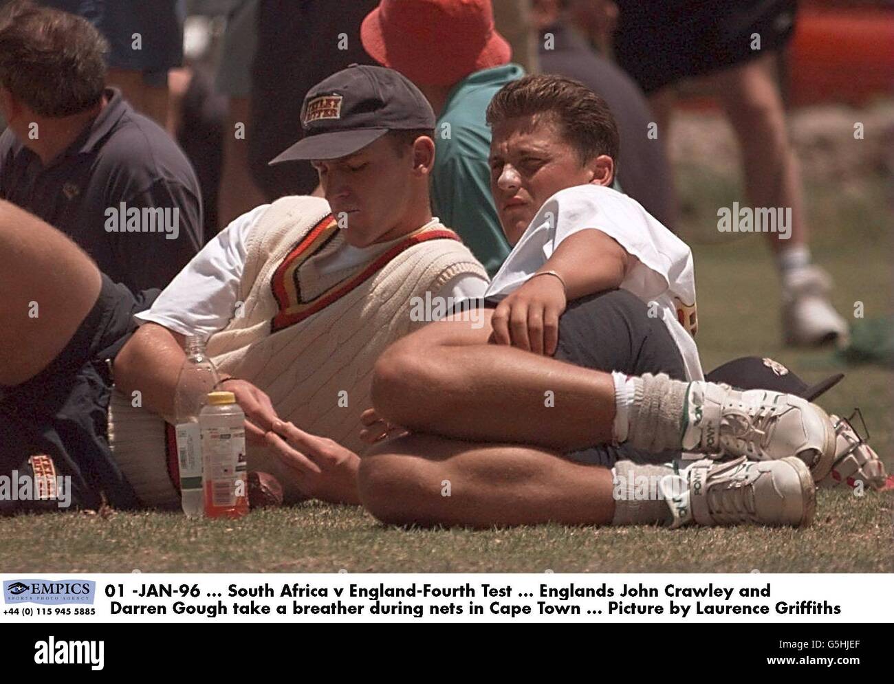 01 -JAN-96 ... Sud Africa / Inghilterra-quinto test ... Englands John Crawley e Darren Gough prendere uno sfiatatoio durante le reti a Città del Capo ... Foto di Laurence Griffiths Foto Stock