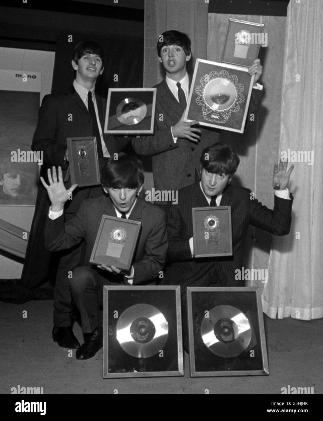 I Beatles mostrare i loro dischi in argento di EMI Foto Stock