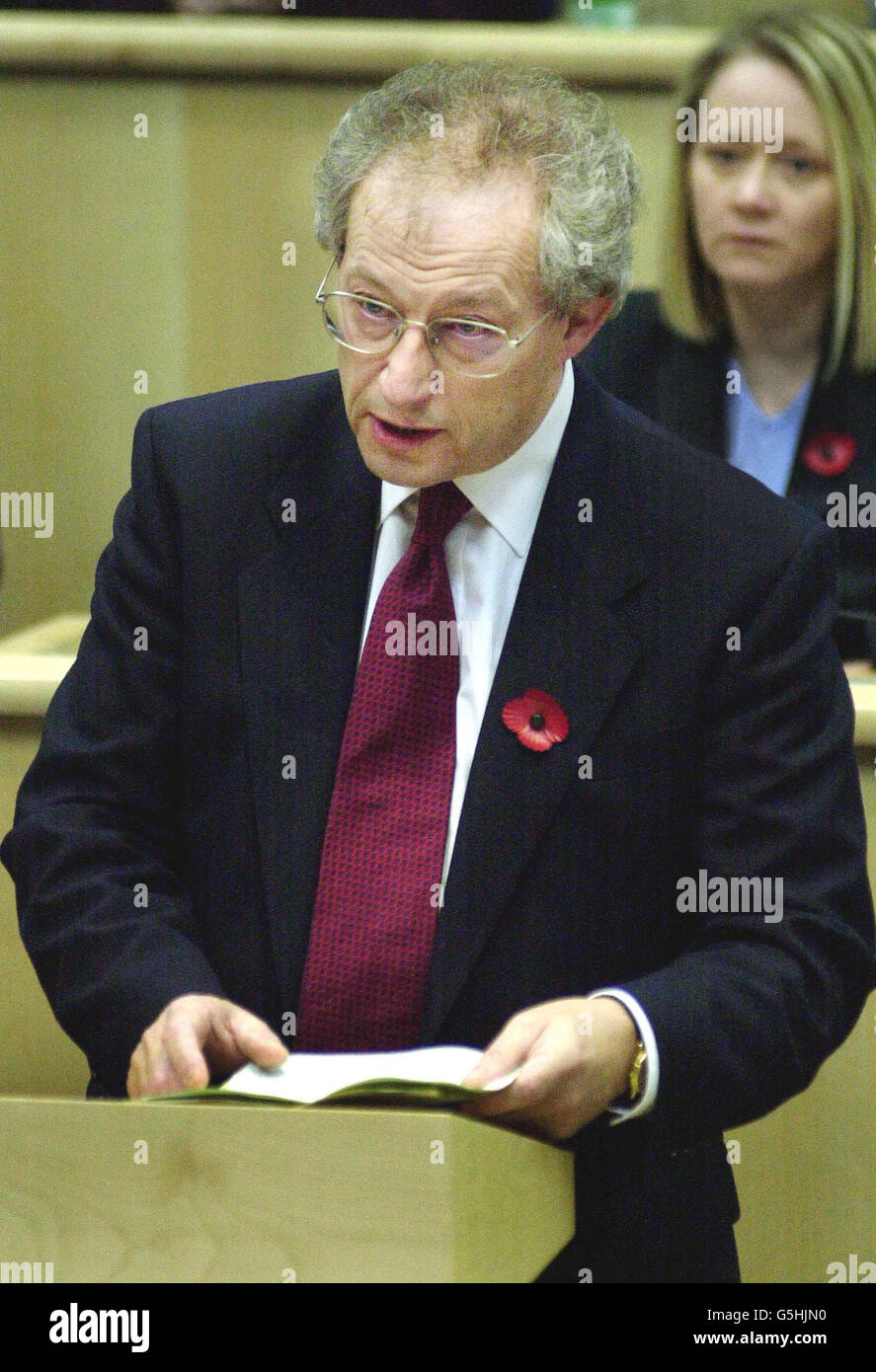 Il primo ministro Henry McLeish rinvia le sue dimissioni al Parlamento scozzese di Edimburgo, a seguito delle spese di carica. * ... McLeish era stato sottoposto alle pressioni dei partiti di opposizione in Scozia per resistere dopo che è emerso ha ricevuto 36,000 dal subaffitorato il suo ufficio di circoscrizione a Glenrothes, Fife, durante il suo tempo come deputato di Westminster. Foto Stock