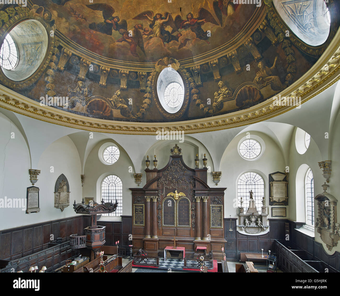 St Mary Abchurch, chiesa della città di Londra, interno con cupola Foto Stock