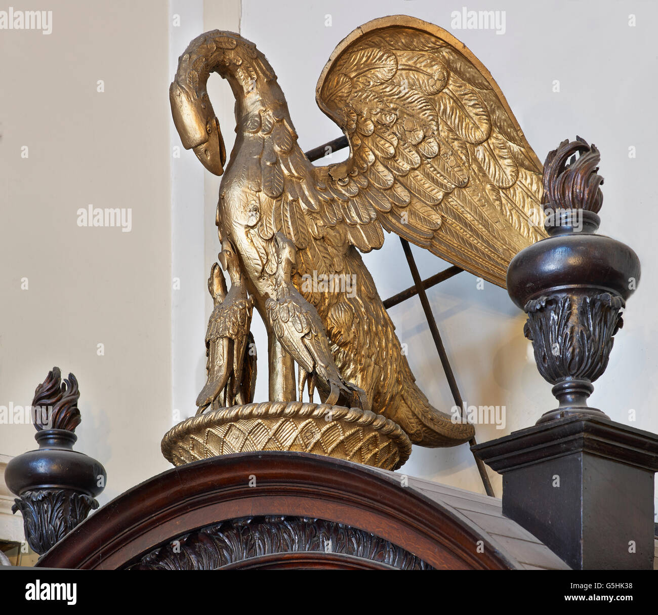 St Martin entro Ludgate, chiesa della città di Londra, Pelican weathervane Foto Stock
