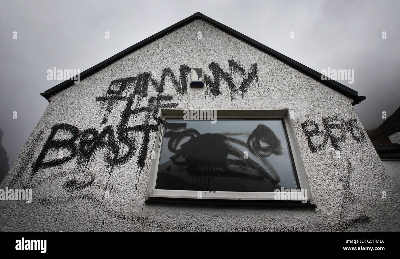 Graffiti sul cottage di Jimmy Savile. Slogan dipinti sul cottage di proprietà di Jimmy Savile a Glencoe, Scozia. Foto Stock