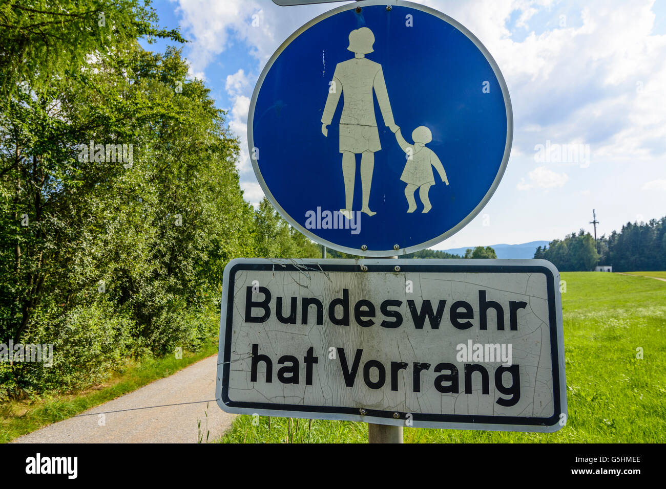 Cartelli stradali ' passerella ' e ' Bundeswehr ha la precedenza ', Regen, in Germania, in Baviera, Baviera, Niederbayern, Bassa Baviera Foto Stock