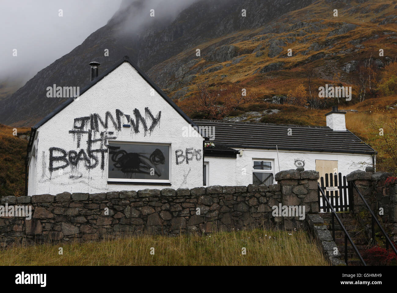 Slogan dipinto sul cottage di proprietà di Jimmy Savile a Glencoe, Scozia. Foto Stock