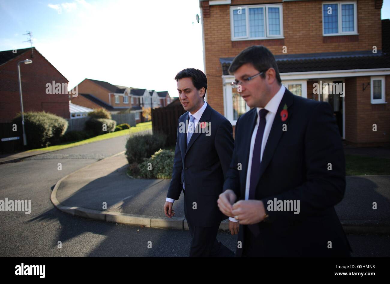 Il leader laburista ed Miliband cita per i voti a Corby, Northamptonshire, con il candidato laburista Andy Sawford (destra), in vista delle prossime elezioni di Corby del 15 novembre. Foto Stock