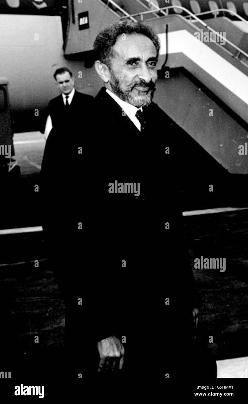 Imperatore d'Etiopia Haile Selassie, 72, all'aeroporto di Londra, dove visiterà suo genero Ras Andargacheu Massai al National Hospital, dove si sta riprendendo da un incidente d'auto. Foto Stock