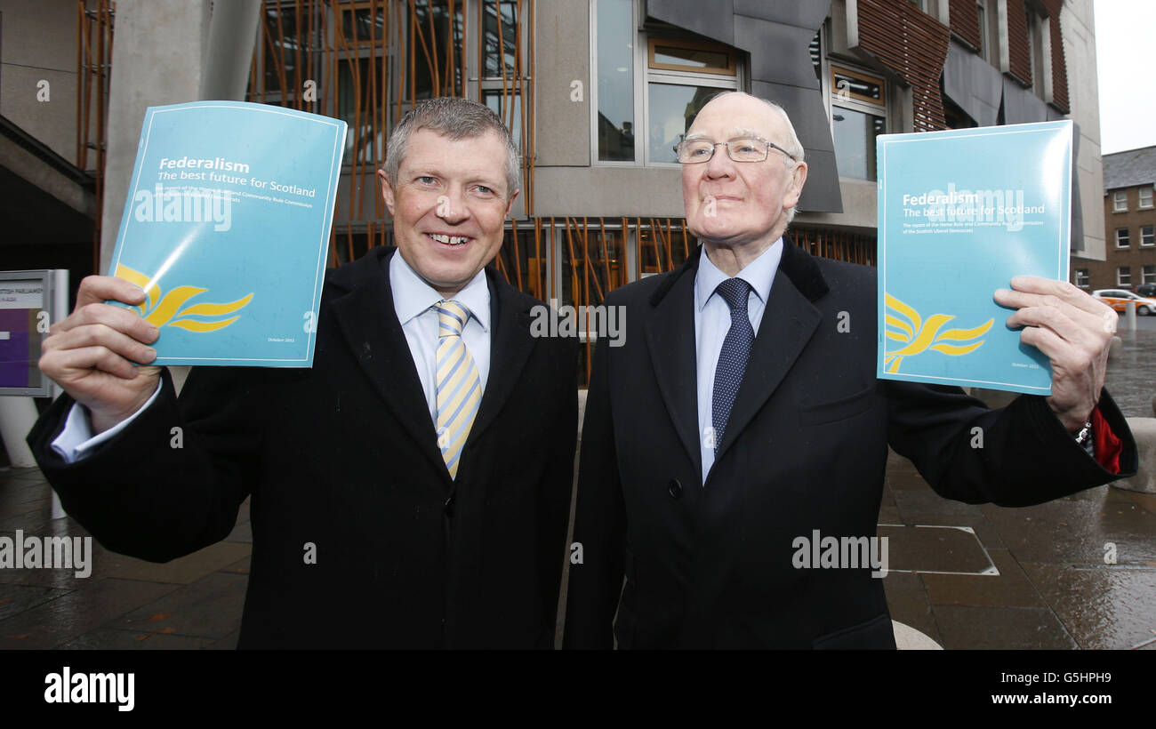 L'ex leader liberaldemocratico Sir Menzies Campbell (destra) e il leader liberaldemocratico scozzese Willie Rennie lanciano una relazione della commissione per la regola d'interni e la regola comunitaria dal titolo "federalismo: Il futuro migliore per la Scozia" al di fuori del Parlamento scozzese di Edimburgo. Foto Stock