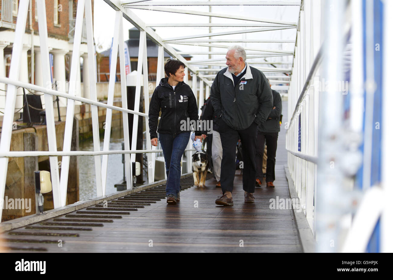 Sir Robin Knox-Johnston e Dame Ellen MacArthur lanciano oggi una partnership tra la gara mondiale Clipper Round di Knox-Johnston e la Ellen MacArthur Cancer Trust a Gosport, Hampshire. Un giovane che si riprenderà dal cancro salirà a bordo di uno degli yacht Clipper che gareggiano dall'Atlantico al Brasile nel 2013. La fiducia sarà anche la carità ufficiale per la gara. Foto Stock