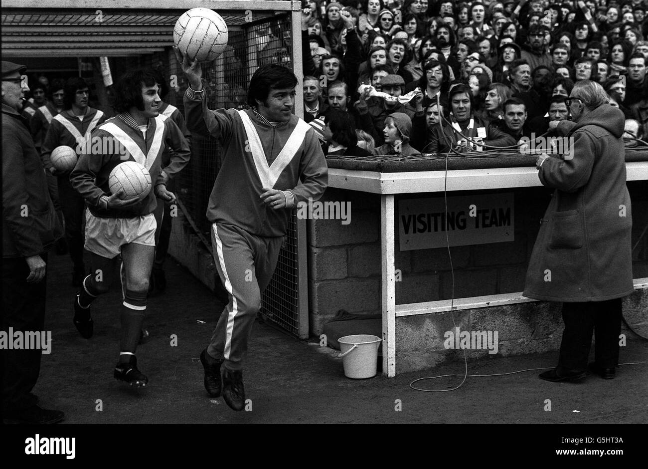 Il capitano del QPR Terry Venables, seguito da Gerry Francis, guida la squadra a Loftus Road. Foto Stock