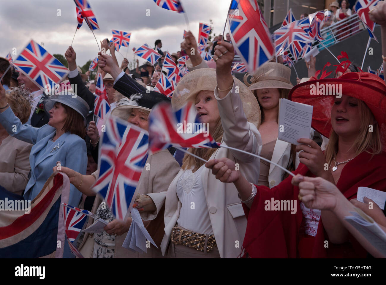 Land of Hope and Glory e Rule Britannia canzoni patriottiche inglesi che vengono cantate, salutando Union Jack Flags alla fine dei giorni allo stand della band. Royal Ascot 2006 2000s UK HOMER SYKES Foto Stock