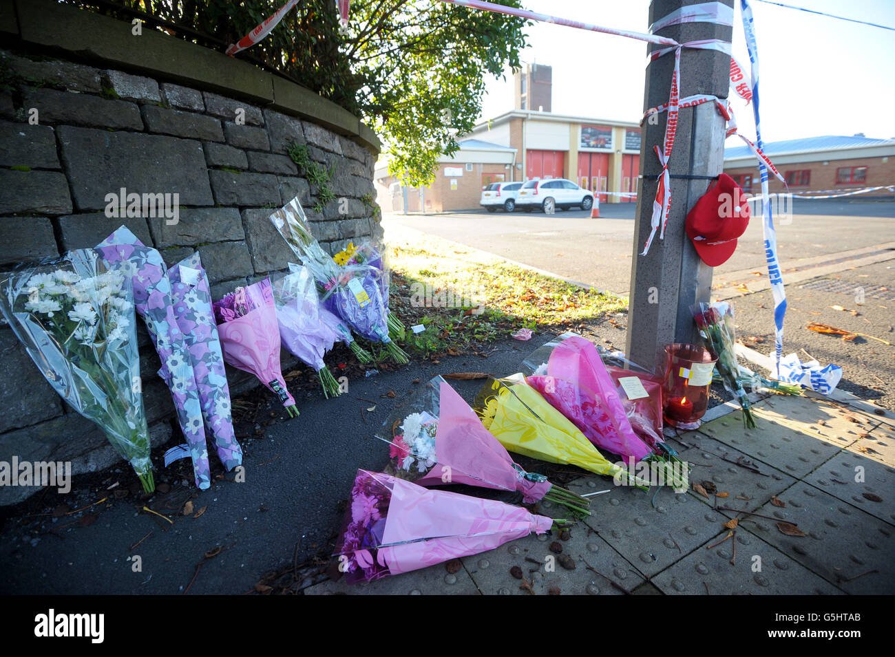 Tributi floreali al di fuori della stazione dei vigili del fuoco di Ely, Cardiff, dove Karina Menzies, 32 anni, è stata uccisa in un incidente a colpi e tiri multipli che ha visto anche sette bambini e quattro adulti sono stati tra i feriti. Foto Stock