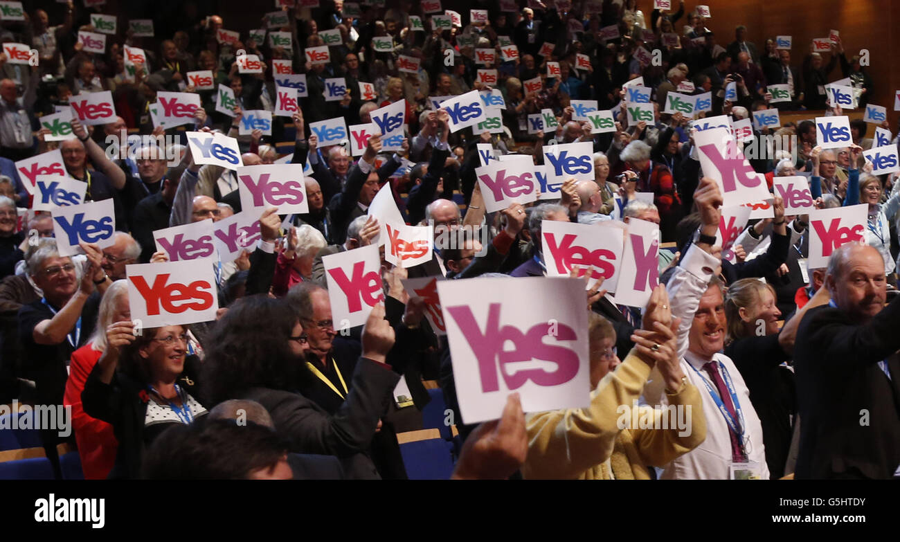 Delegati che seguono un discorso del capo della campagna pro-indipendenza non-partitica Blair Jenkins alla conferenza nazionale annuale del Partito Nazionale Scozzese (SNP), presso la Perth Concert Hall in Scozia. Foto Stock