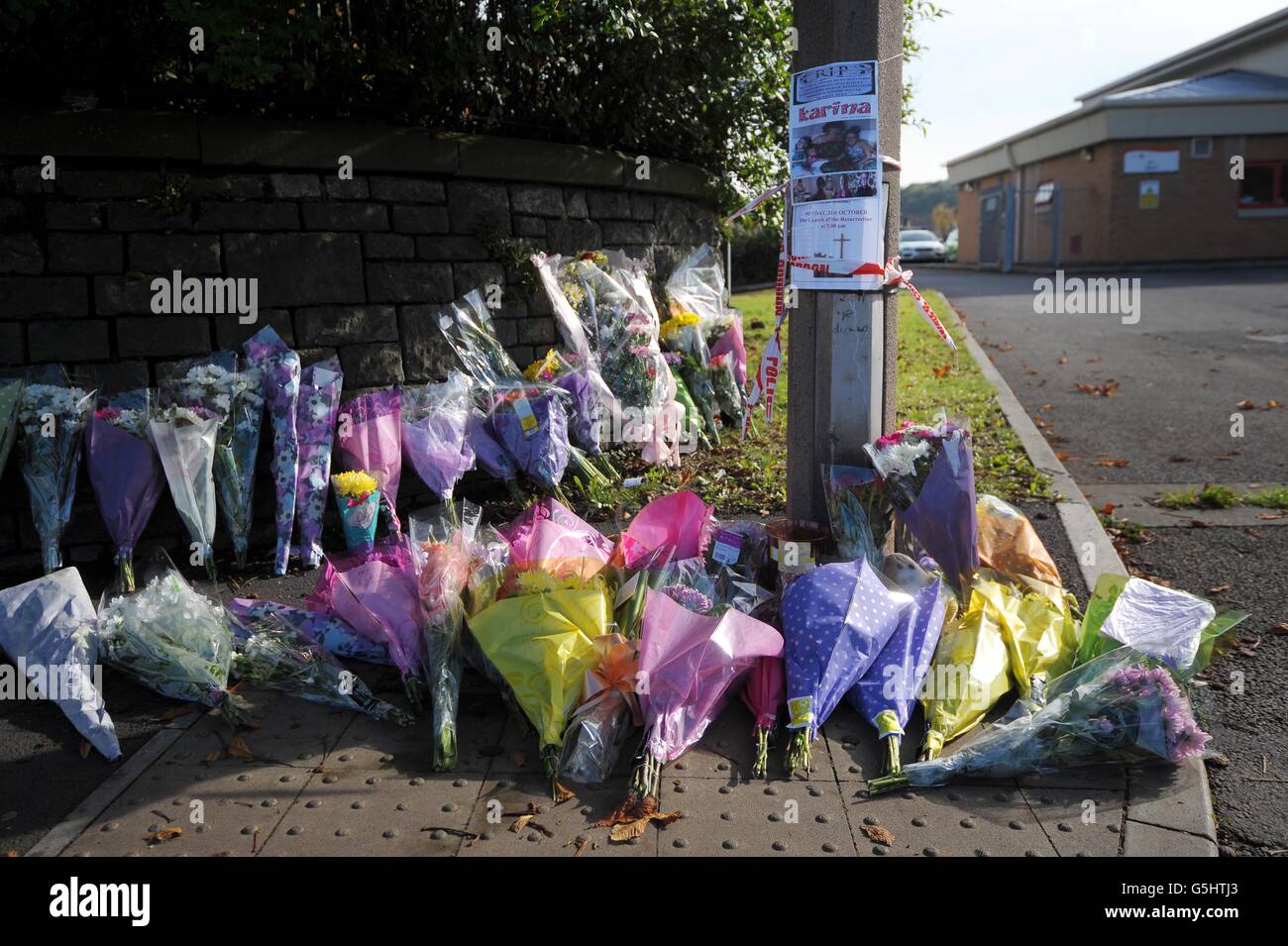 Tributi floreali al di fuori della stazione dei vigili del fuoco di Ely, Cardiff, dove Karina Menzies, 32 anni, è stata uccisa in un incidente a colpi e tiri multipli che ha visto anche sette bambini e quattro adulti sono stati tra i feriti. Foto Stock