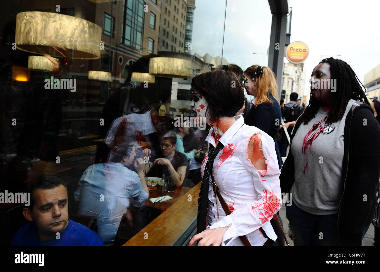 I partecipanti si sfilano per le strade mentre prendono parte all'annuale "Beach of the Dead" Brighton Zombie Walk a Brighton, East Sussex. PREMERE ASSOCIAZIONE foto. Data immagine: Sabato 20 ottobre 2012. Il credito fotografico dovrebbe essere: Clive Gee/PA Wire Foto Stock