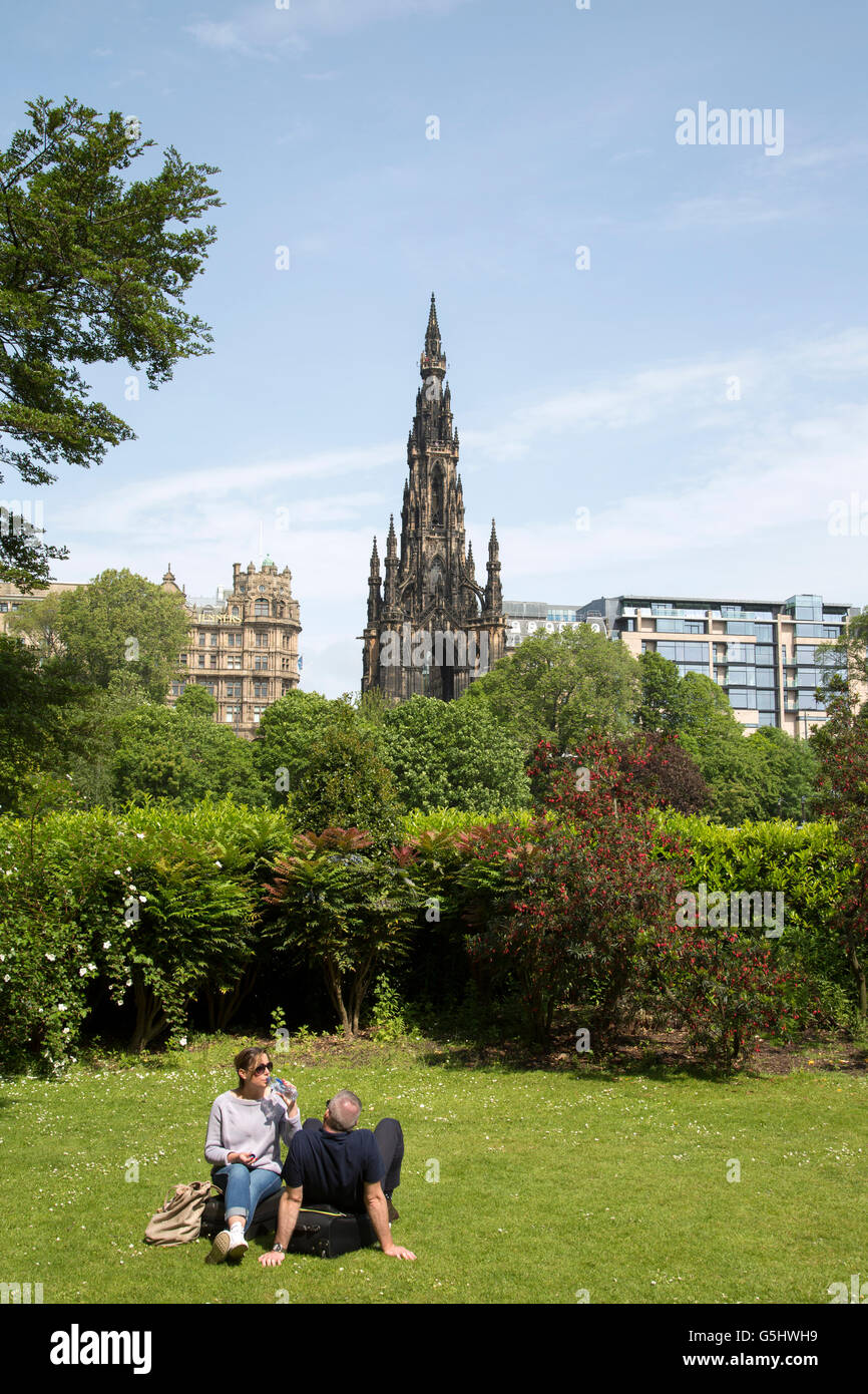 Monumento a Walter Scott da Steell con Princes Street Gardens Park, Edimburgo, Scozia, Regno Unito Foto Stock