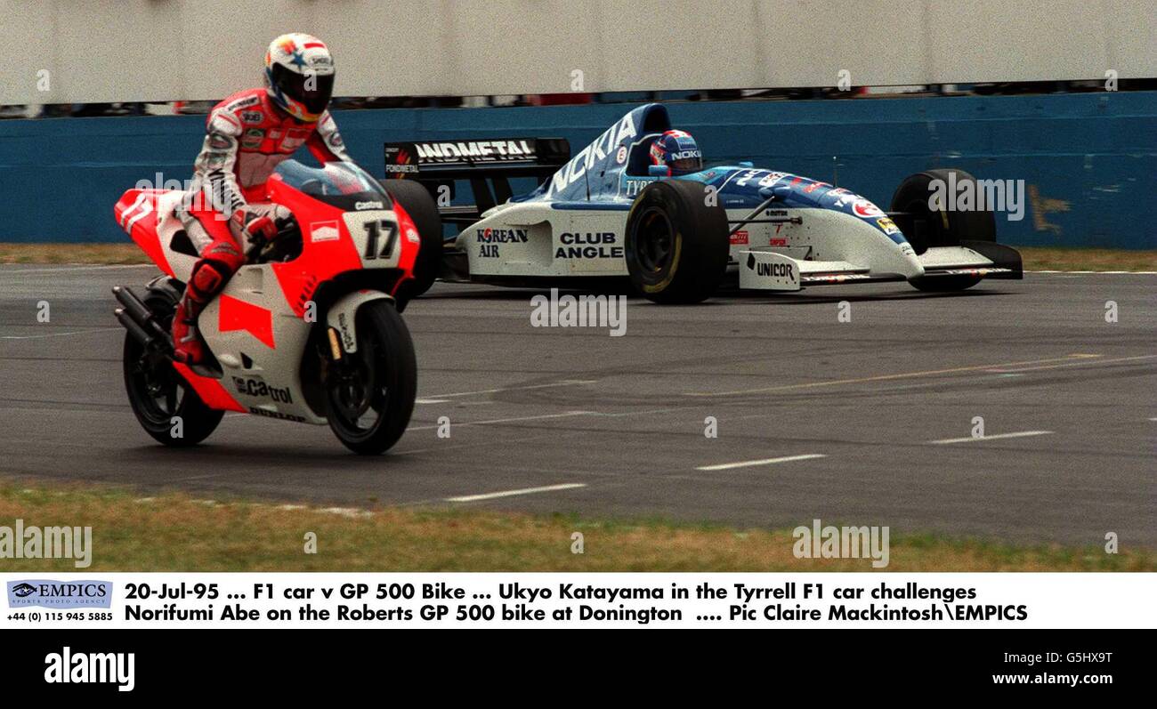 20-Jul-95 ... Auto F1 v GP 500 Bike ... Ukyo Katayama nella Tyrrell F1 sfida Norifumi Abe sulla Roberts GP 500 a Donington Foto Stock