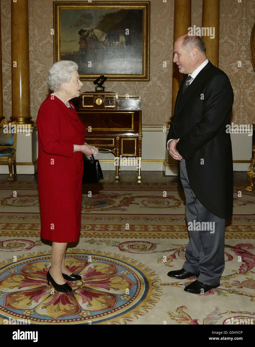 Mustafa Mujezinovic, ambasciatore di Bosnia-Erzegovina, presenta le sue credenziali durante un'udienza privata con la Regina Elisabetta II, durante una visita a Buckingham Palace, Londra. Foto Stock