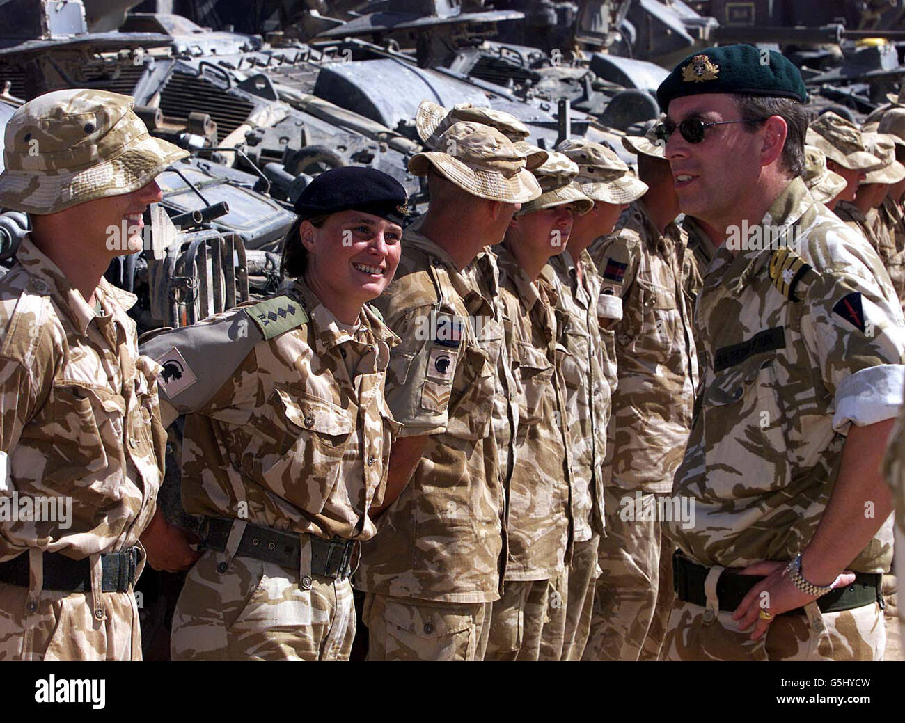 Il duca di York il principe Andrew (a destra) incontra Capt Alison Wadie, 27 anni, di Edimburgo (berretto nero medio), membro dell'artiglieria reale, in piedi da Guerriero e Challenger 2 carri armati dopo la fase finale dell'esercizio Saif Sarrea (Swift Sword) 2. * a sud di Camp Fairburn nel deserto di Oman. Le forze britanniche hanno partecipato a esercitazioni militari nella zona, anche se attualmente non sono coinvolte negli attacchi contro l'Afghanistan. Foto Stock