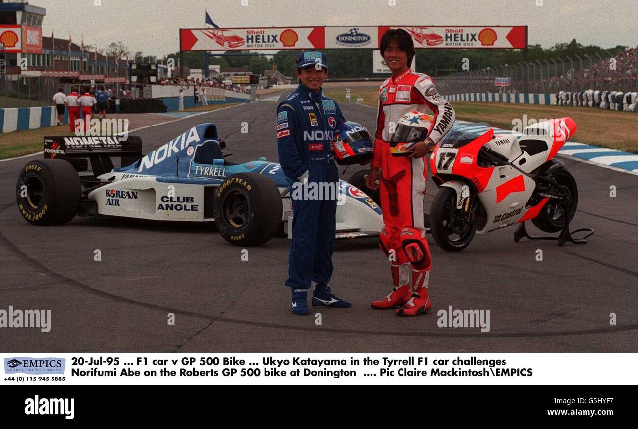 20-Jul-95 ... Auto F1 v GP 500 Bike ... Ukyo Katayama nella Tyrrell F1 sfida Norifumi Abe sulla Roberts GP 500 a Donington Foto Stock