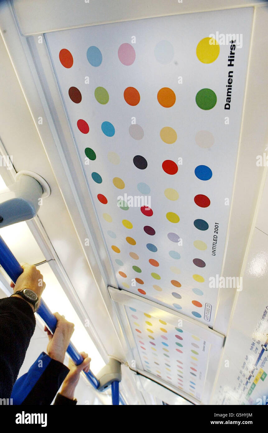L'opera di Damien Hirst è esposta oggi come parte di un progetto chiamato Art Tube 0, e coinvolge ogni spazio pubblicitario a bordo di un treno che è dedicato al lavoro di 42 artisti diversi. * il treno sarà in funzione sulla Piccadilly Line da Cockfosters a Heathrow tutti i giorni per tutto il mese di novembre. Artisti come Yoko Ono, Vivienne Westwood e Gavin Turk hanno donato lavoro per la mostra in movimento, che fa parte dell'iniziativa London Underground's Platform for Art. Foto Stock