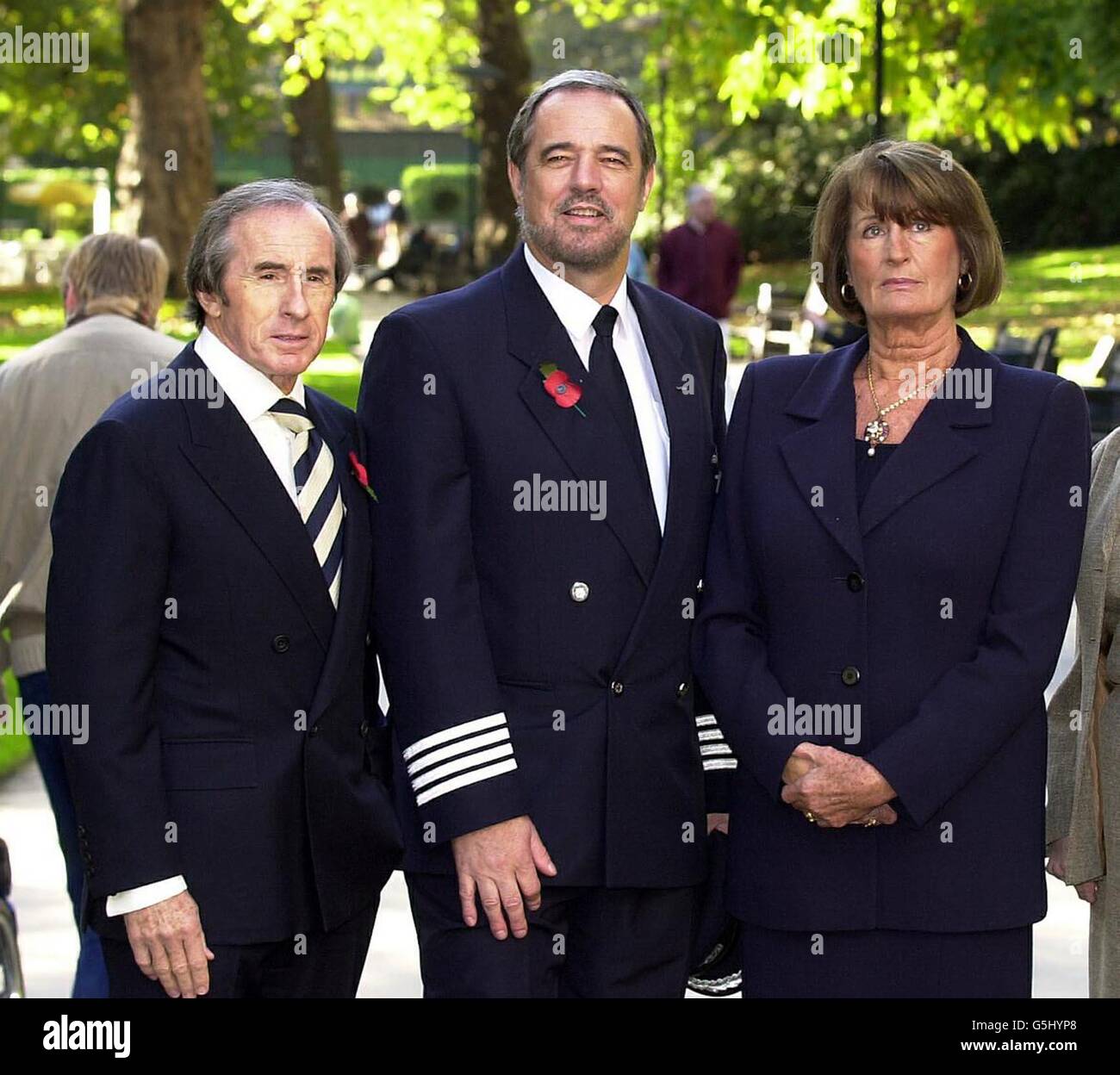 Il pilota della British Airways capitano William Hagan (centro), che ha combattuto un intruso di cockpit per salvare centinaia di passeggeri insieme al superstite del volo Lady Annabel Goldsmith e all'ex pilota di corse Sir Jackie Stewart. * il signor Hagan è stato onorato durante una cerimonia di premiazione tenutasi presso il Savoy Hotel di Londra, dalla Royal Association for Disability and Rehabilitation (RADAR), un'organizzazione nazionale gestita da e che lavora con persone disabili. Ai premi Sir Jackie Stewart ha ricevuto un premio Life Time Achievement. Foto Stock