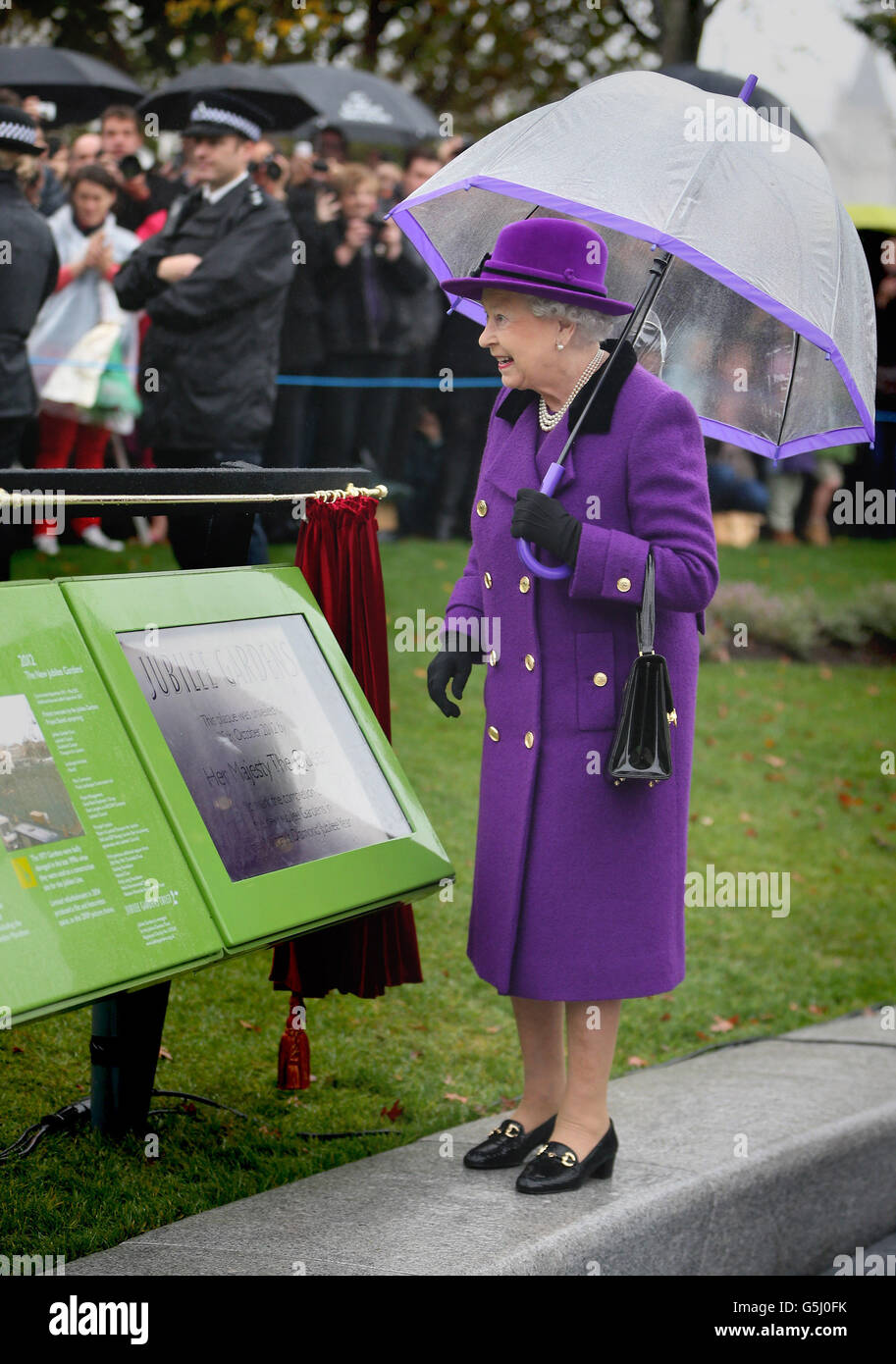 La regina Elisabetta II è una lapide commemorativa nei Jubilee Gardens di Londra, recentemente ricostruiti. Foto Stock