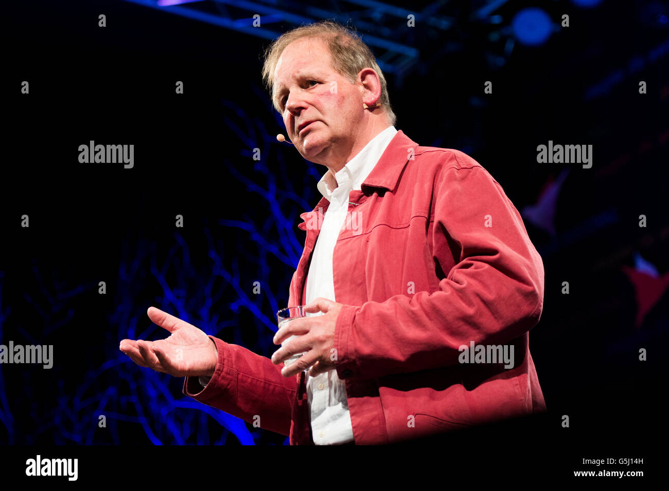 Michael Morpurgo, inglese autore del libro, poeta, drammaturgo e librettista che è meglio conosciuta per i bambini romanzi come War Horse. Sul palco del Festival di fieno della letteratura e delle arti, Hay on Wye, Powys, Wales UK, Giugno 03 2016 Foto Stock