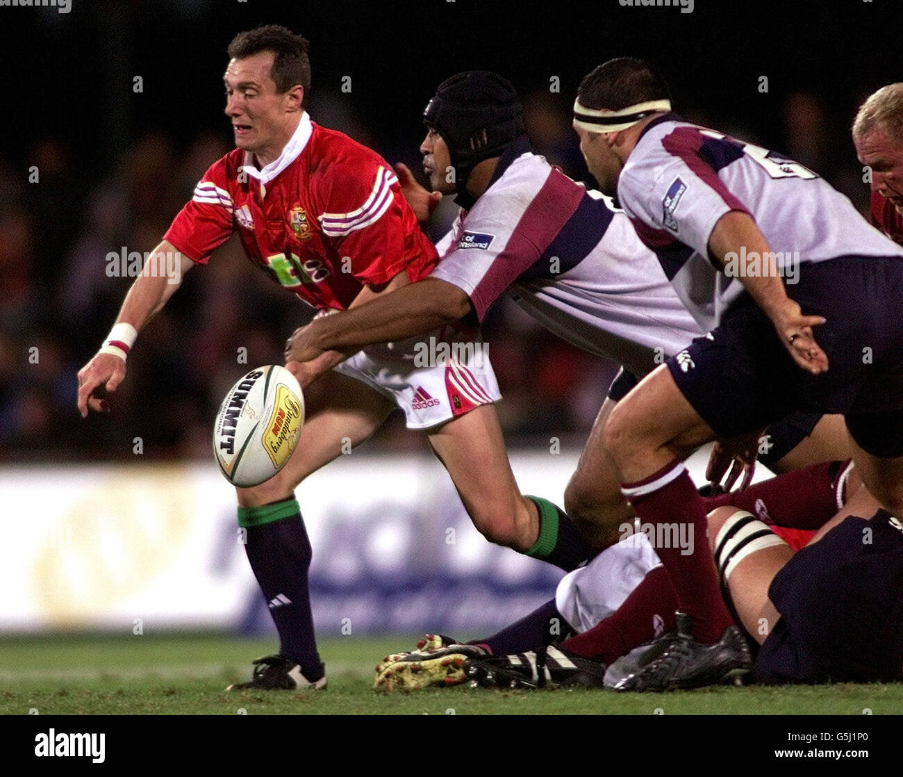 British Lions - Robert Howley è sfidato da Queensland Reds Toutai Kefu nella partita contro Queensland Reds lin il tour australiano a Brisbane. Foto David Davies. Foto Stock