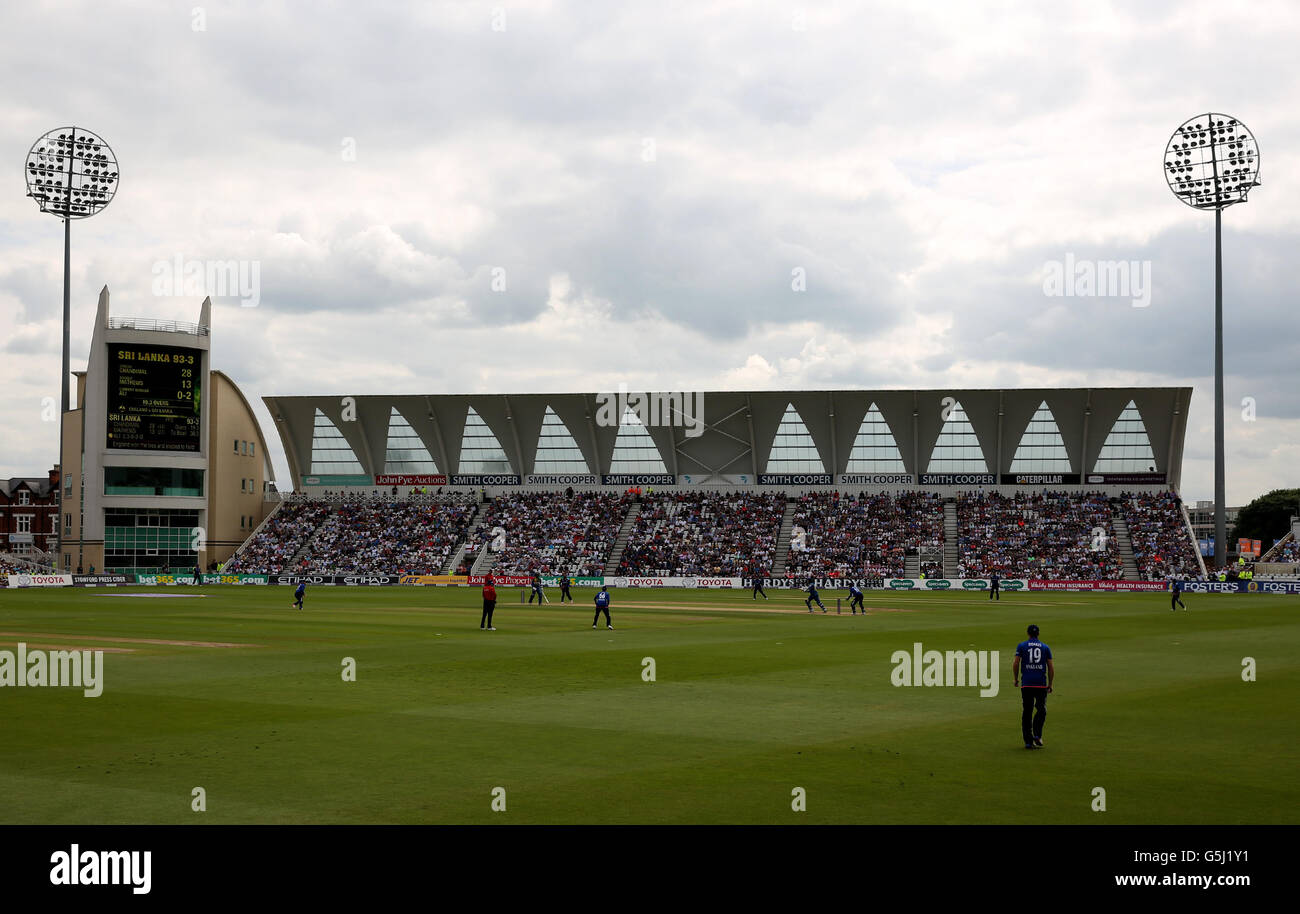 Una visione generale dell'azione durante la prima Giornata Internazionale a Trent Bridge, Nottingham. PREMERE ASSOCIAZIONE foto. Data foto: Martedì 21 giugno 2016. Vedi la storia della Pennsylvania Cricket Inghilterra. Il credito fotografico deve essere: Simon Cooper/filo PA. RESTRIZIONI: Solo per uso editoriale. Nessun uso commerciale senza previo consenso scritto della BCE. Solo immagini fisse. Nessuna immagine in movimento per emulare la trasmissione. Nessuna rimozione o oscuramento dei logo degli sponsor. Chiamare il numero +44 (0)1158 447447 per ulteriori informazioni. Foto Stock