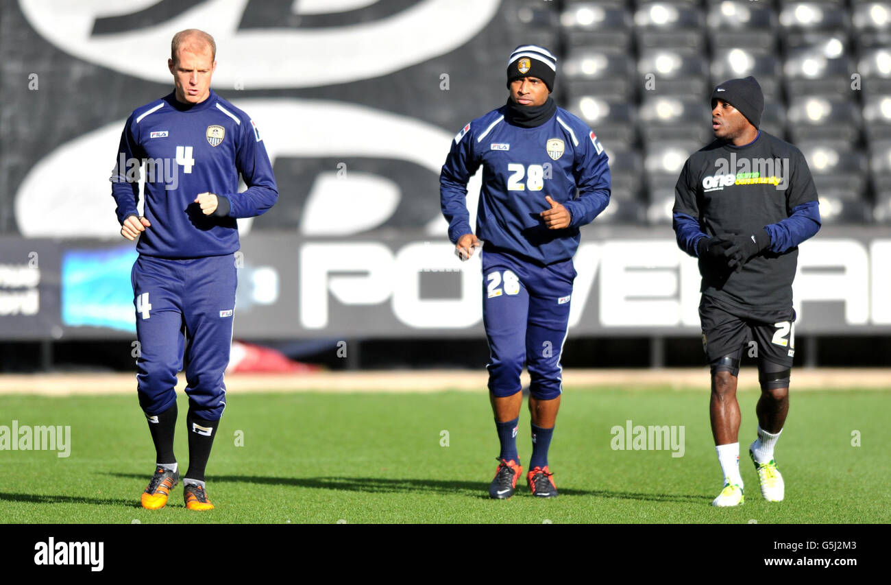 Il capitano della contea di Notts Neil Bishop (a sinistra) e Andre Boucaud (al centro) con una t-shirt della comunità di gioco uno durante il riscaldamento con il compagno di squadra Jamal Campbell-Ryce prima della partita di Npower League uno a Meadow Lane, a Nottingham. Foto Stock Il capitano della contea di Notts Neil Bishop (a sinistra) e Andre Boucaud (al centro) con una t-shirt della comunità di gioco uno durante il riscaldamento con il compagno di squadra Jamal Campbell-Ryce prima della partita di Npower League uno a Meadow Lane, a Nottingham. Foto Stock
