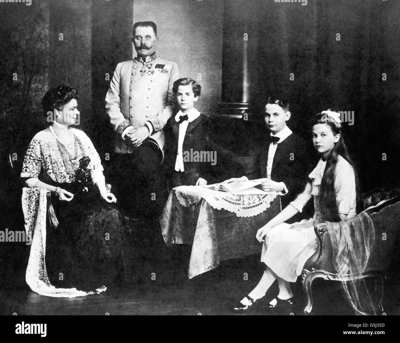 Ritratto dell'arciduca Franz Ferdinand e della sua famiglia - la duchessa Sophie e i figli Maximilian, Ernst e Sophie. Foto Stock