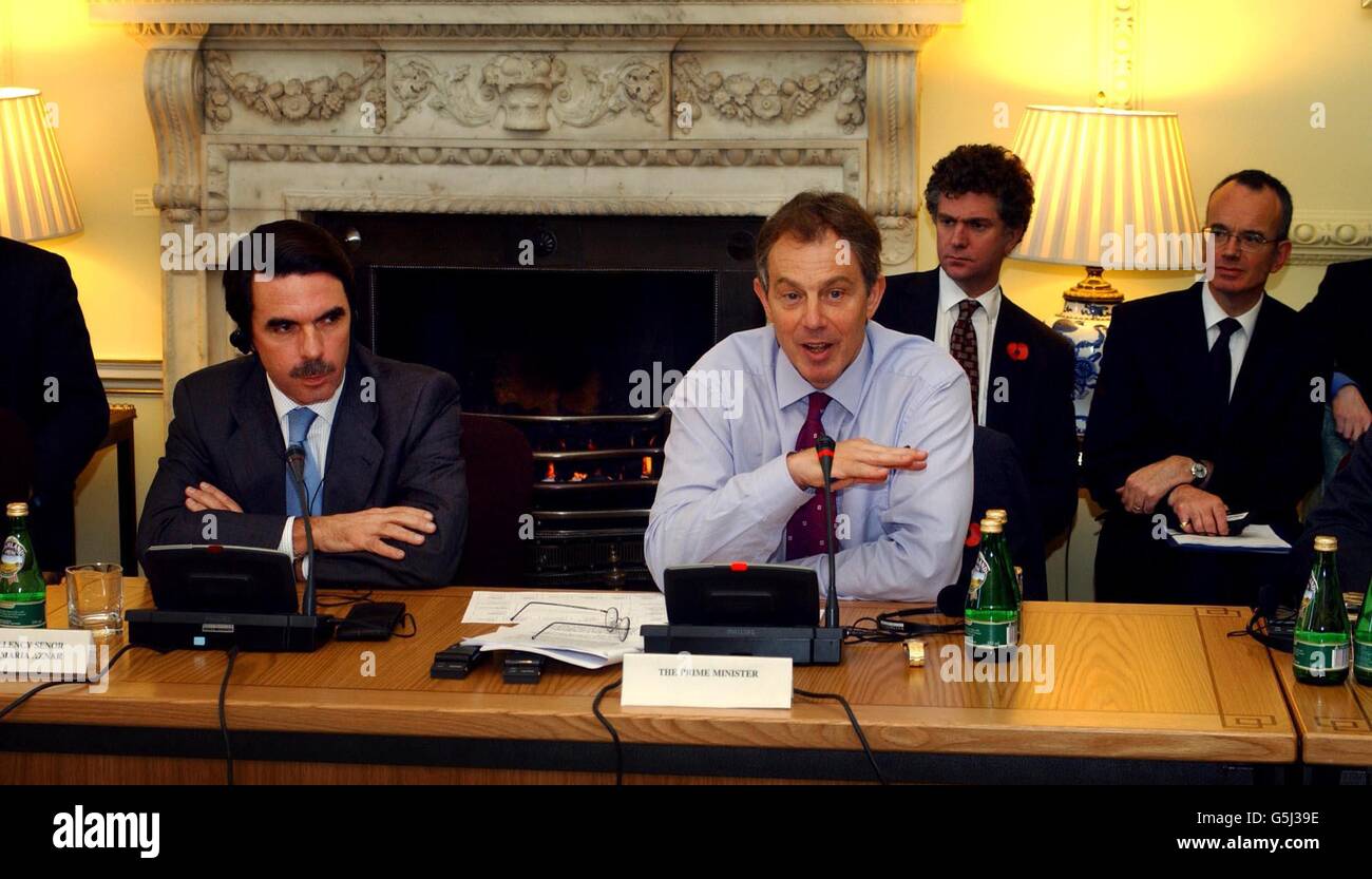 Il primo ministro britannico Tony Blair (R) ha visitato il primo ministro spagnolo Jose Maria Aznar durante un seminario di affari anglo-spagnolo a 10 Downing Street. Foto Stock