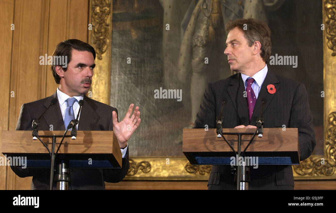 Il primo Ministro Tony Blair (R) tiene una conferenza stampa con il primo Ministro spagnolo Jose Maria Aznar. I due leader parlavano nel 10 di Downing Street sui piani della Gran Bretagna per Gibilterra. * ... Tony Blair ha segnalato che il governo non ha intenzione di modificare la sovranità di Gibilterra senza il consenso dei suoi residenti. Stava cercando di disinnescare una crescente fila con il governo di Gibilterra, che reagì con rabbia alla decisione del governo britannico di riprendere i colloqui con la Spagna sulla roccia. Foto Stock