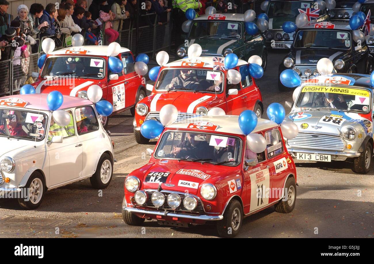 Un gruppo di minis prende parte allo spettacolo del Sindaco del Signore mentre passano dalla Guildhall nella città di Londra. Più di 7,000 persone, tra cui 2,000 addetti ai servizi, hanno partecipato alla parata di due miglia e mezzo, che segna l'elezione di Alderman Michael Oliver in carica. * .... come il 674th Signore sindaco della città di Londra. L'evento, che risale al 1215, ha visto la partecipazione di 200 cavalli, 20 bande, 60 galleggianti, 21 mostre militari e un passato di volo RAF mentre la processione si è recata da Guildhall alle corti reali di giustizia nello Strand. Foto Stock