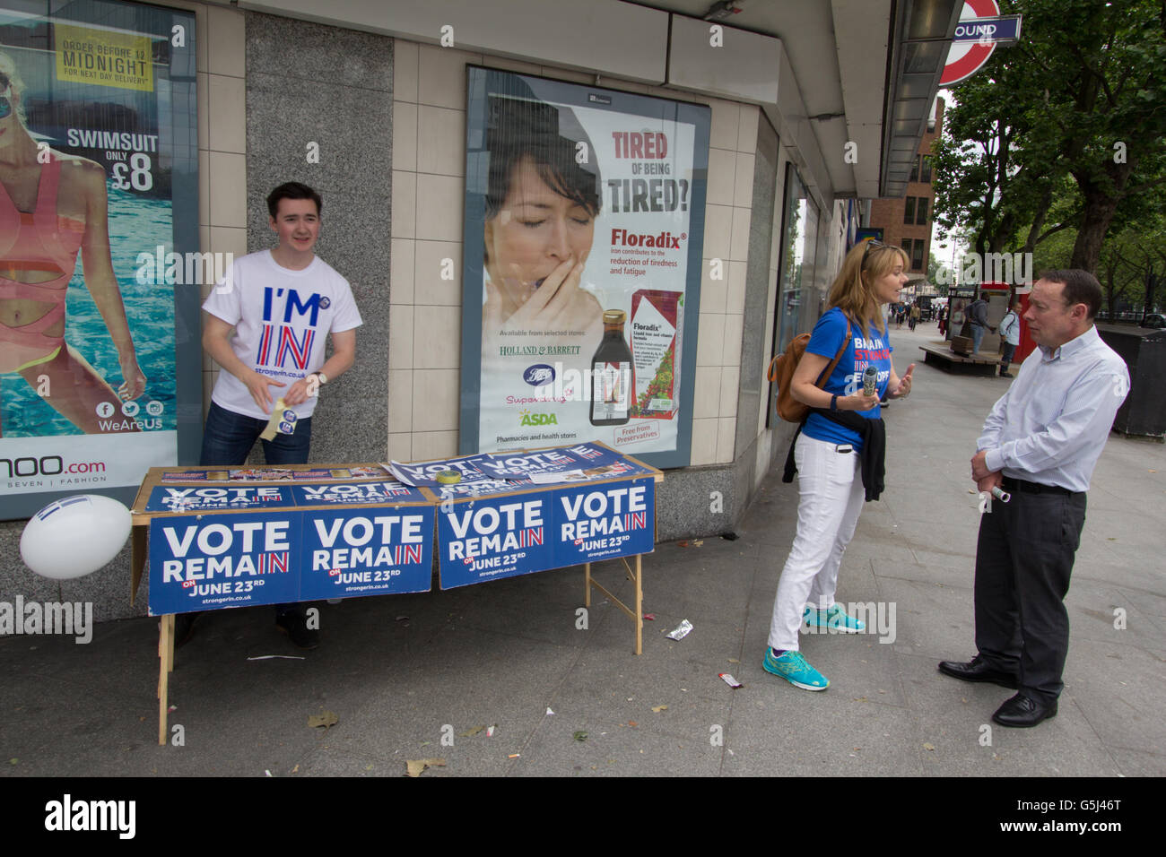 La Gran Bretagna più forte in Europa Campagna, referendum UE Brexit, voto rimangono procacciatori d'affari distribuire volantini e adesivi nella parte anteriore della stanchezza stanco annuncio di Warren Street nel centro di Londra, Foto Stock