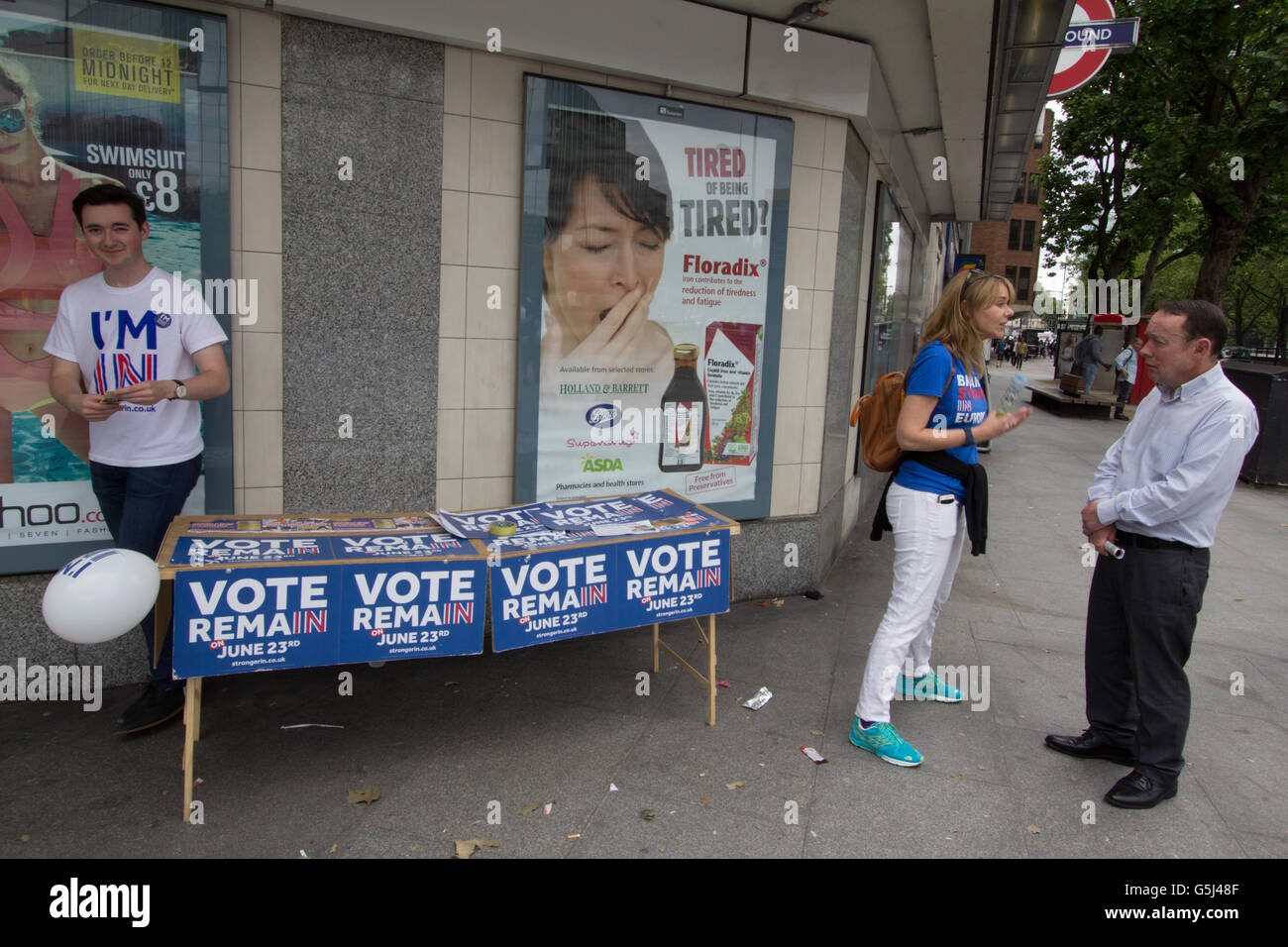 La Gran Bretagna più forte in Europa Campagna, referendum UE Brexit, voto rimangono procacciatori d'affari distribuire volantini e adesivi nella parte anteriore della stanchezza stanco annuncio di Warren Street nel centro di Londra, Foto Stock