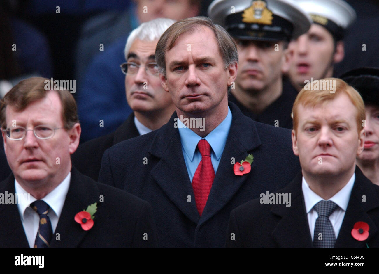 Da sinistra - Irlanda del Nord primo Ministro David Trimble, Segretario alla Difesa Geoff Hoon e leader liberaldemocratico Charles Kenndy al Cenotaph di Whitehall, Londra, per la parata annuale della Giornata della memoria. * Geoff Hoon ha confermato che vi erano truppe britanniche che operano accanto alle loro controparti americane in Afghanistan. Foto Stock