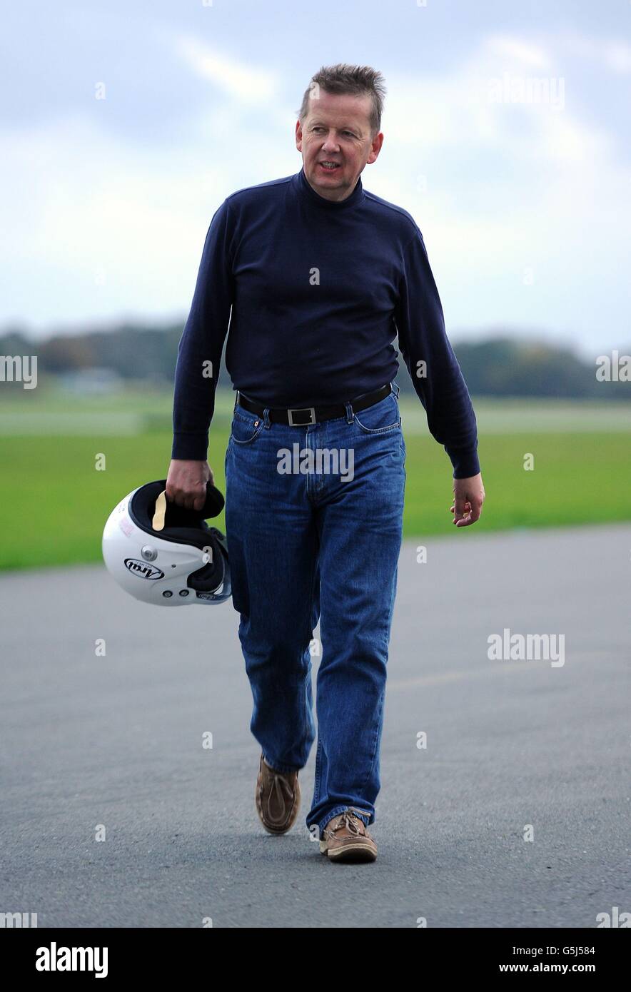 BBC Newsreader Bill Turnbull dopo aver testato le sue capacità di guida in una BBC Children in Need Edition di Top Gear 'Star in una vettura a prezzi ragionevoli'. Foto Stock