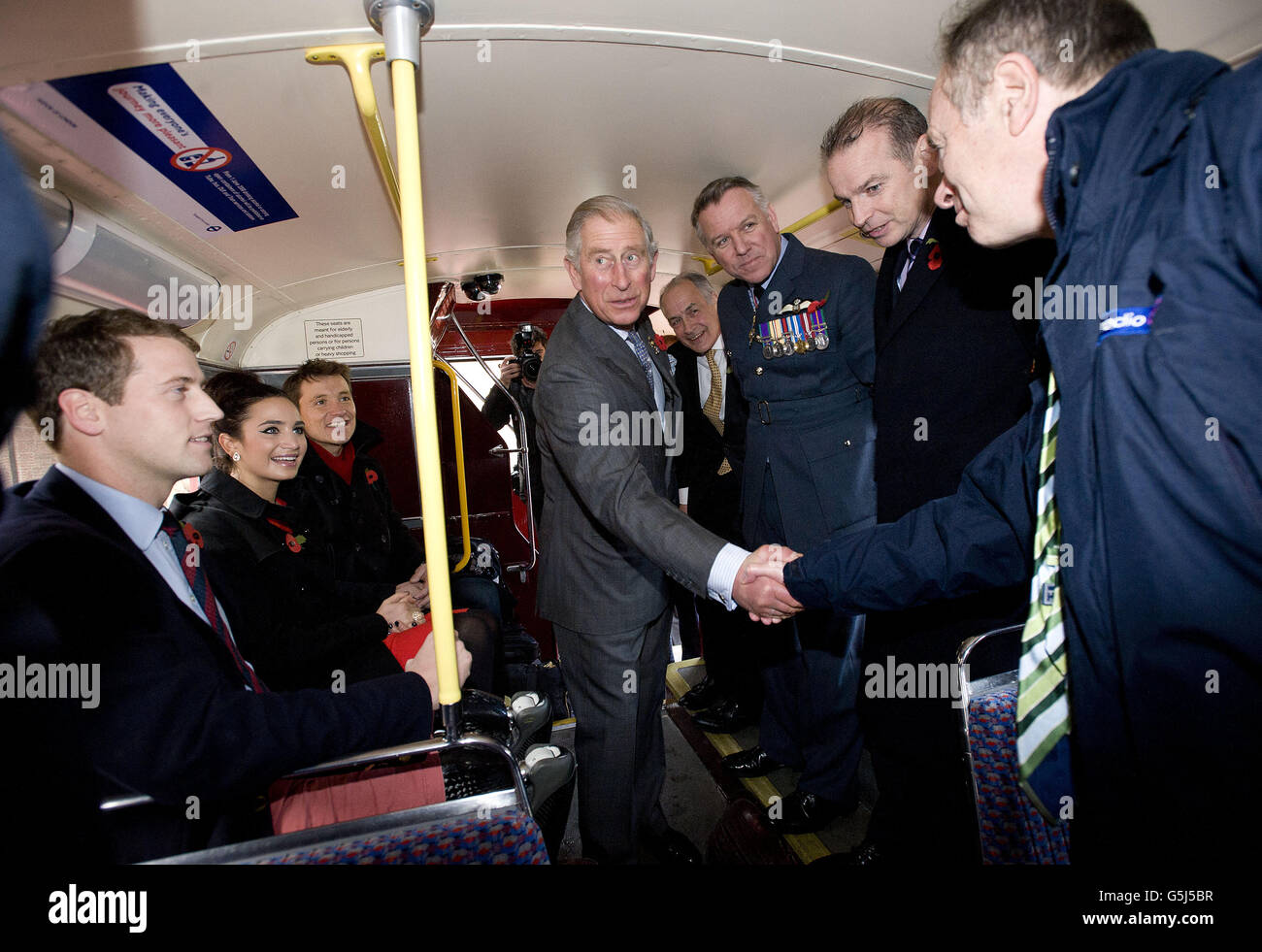 Il Prince of Wales è a bordo di un autobus della Legion Routemaster britannica presso Clarence House nel centro di Londra. L'autobus sta viaggiando intorno a Londra raccogliendo donazioni in un'offerta di raccogliere un record di 1 m in un giorno per il Poppy Appeal. Foto Stock