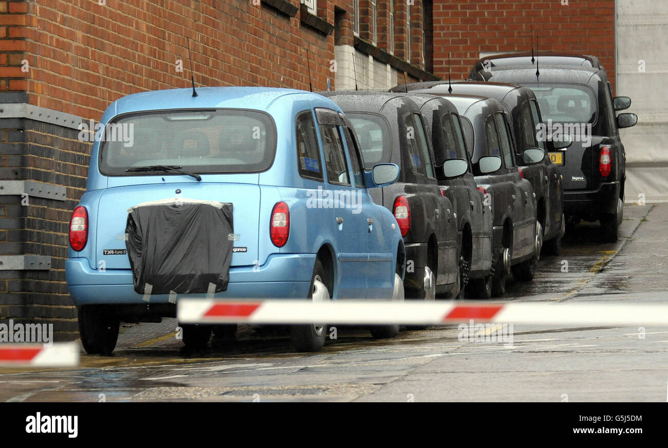 Parla di un guasto del costruttore di taxi nero. I taxi si sono schierati al di fuori della società di bronzo manganese di Coventry, che produce i taxi neri londinesi. Foto Stock