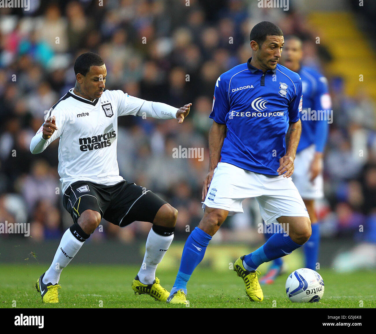 Hayden Mullins di Birmingham e il gol score di Ipswich Town D J Campbell durante la partita del campionato della Npower Football League a St Andrews, Birmingham. Foto Stock