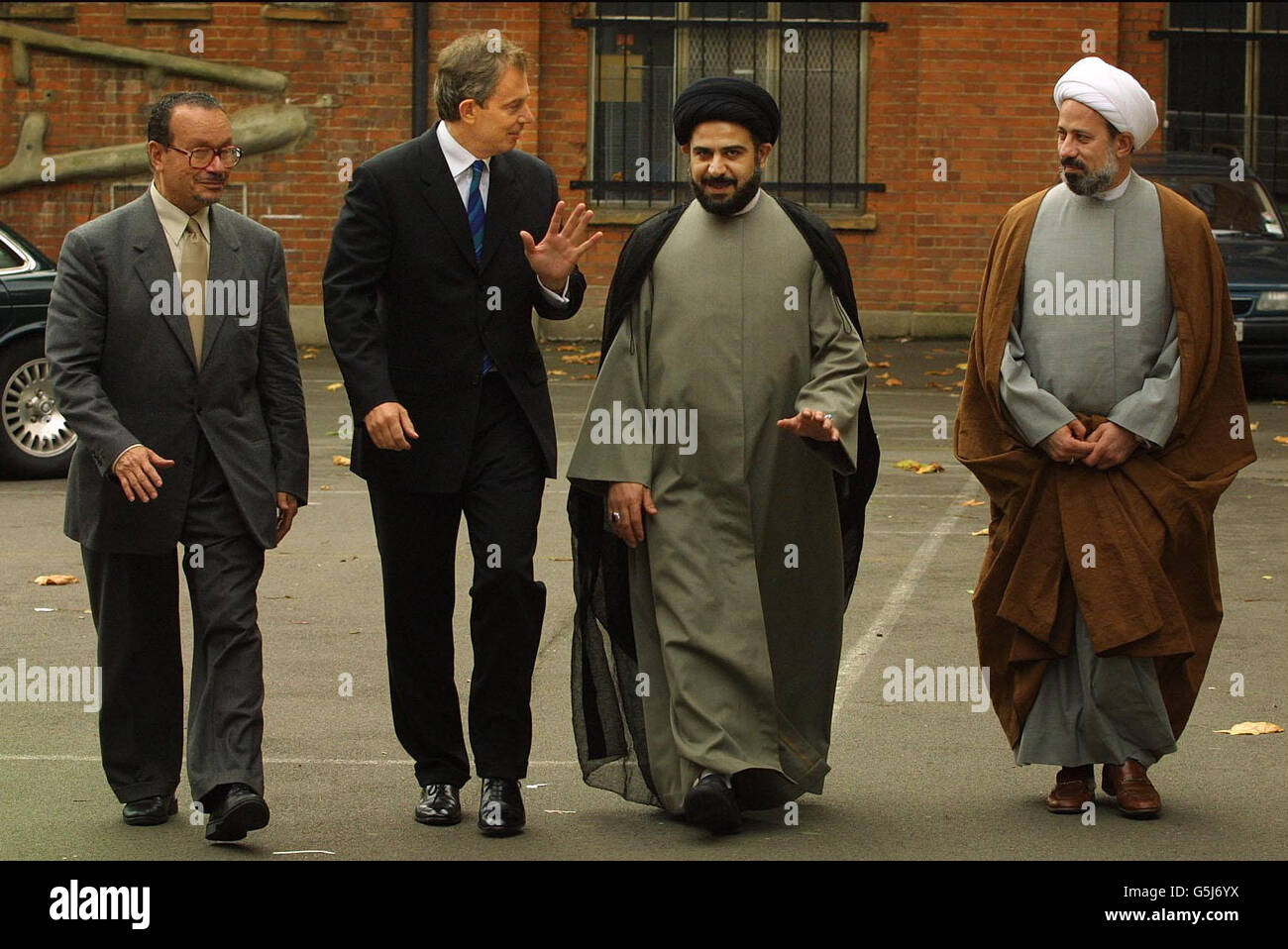 Il primo ministro Tony Blair arriva a Stone Hall, Kilburn, Londra, dove è stato accolto da membri più anziani della comunità musulmana, Shiekh Fadhel Sahlani (L), Sayed Abdu Majid al-Khoei (capo dei musulmani di Shi'a) e Shiekh Dr. M A Zaki Badawi. * rivolgendosi alla Conferenza islamica sulla risposta al terrorismo, Blair ha affermato che era essenziale lavorare per una soluzione giusta in Medio Oriente e ha avvertito che il mondo ha affrontato tempi molto difficili nel portare alla giustizia gli autori delle atrocità del settembre 11. 10/04/03 : Abdul Majid al-Khoei (centro, destra) che era uno dei due principali islamici Foto Stock
