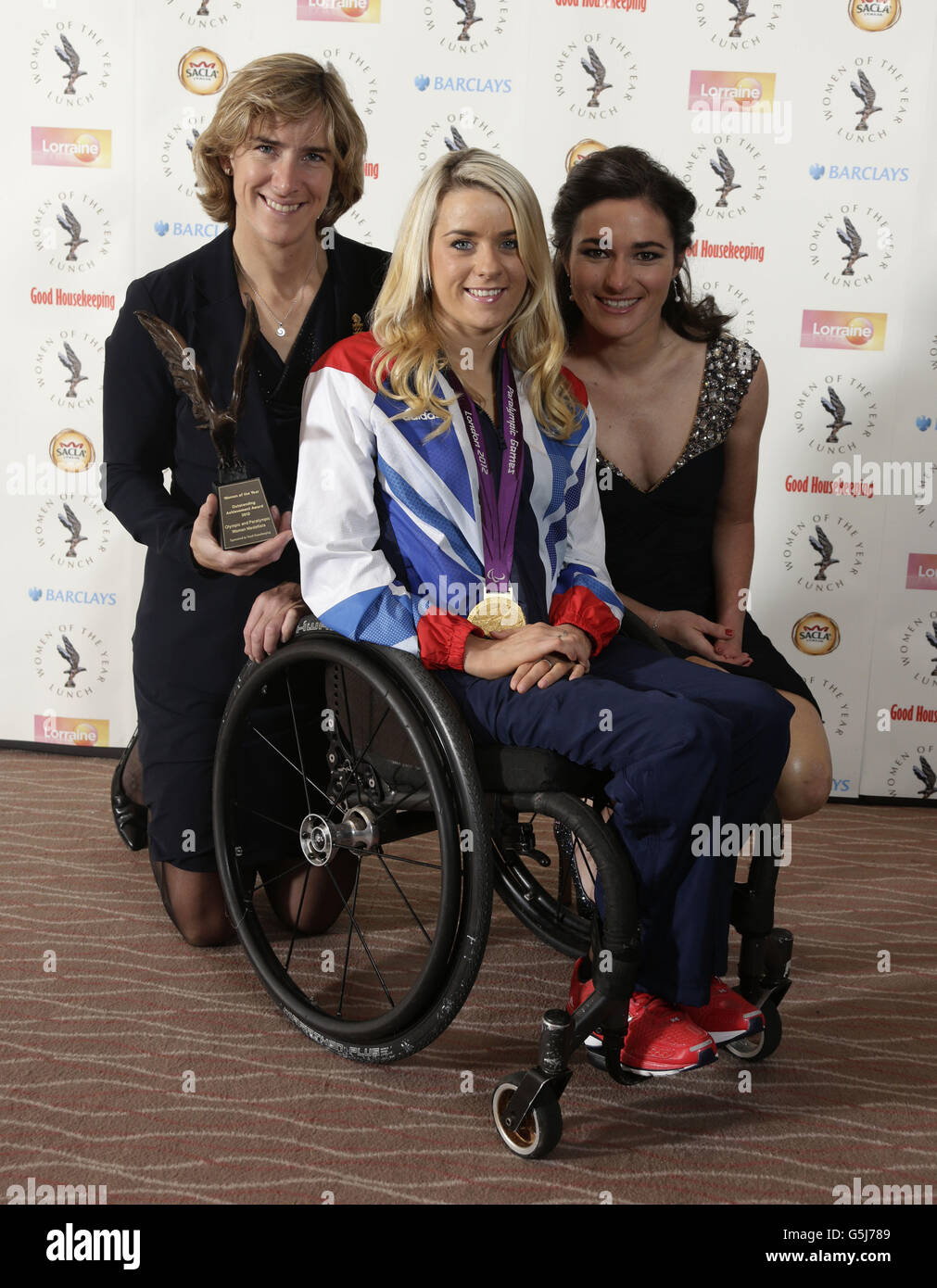 (Da sinistra a destra) Katherine Grainger, Josie Pearson e Sarah Story, parte dei vincitori del Team GB e Paralympics GB, che insieme hanno ricevuto il premio Women of the Year Outstanding Achievement Award, al 57mo pranzo annuale Women of the Year e premi, all'InterContinental Hotel on Park Lane, Londra. Foto Stock