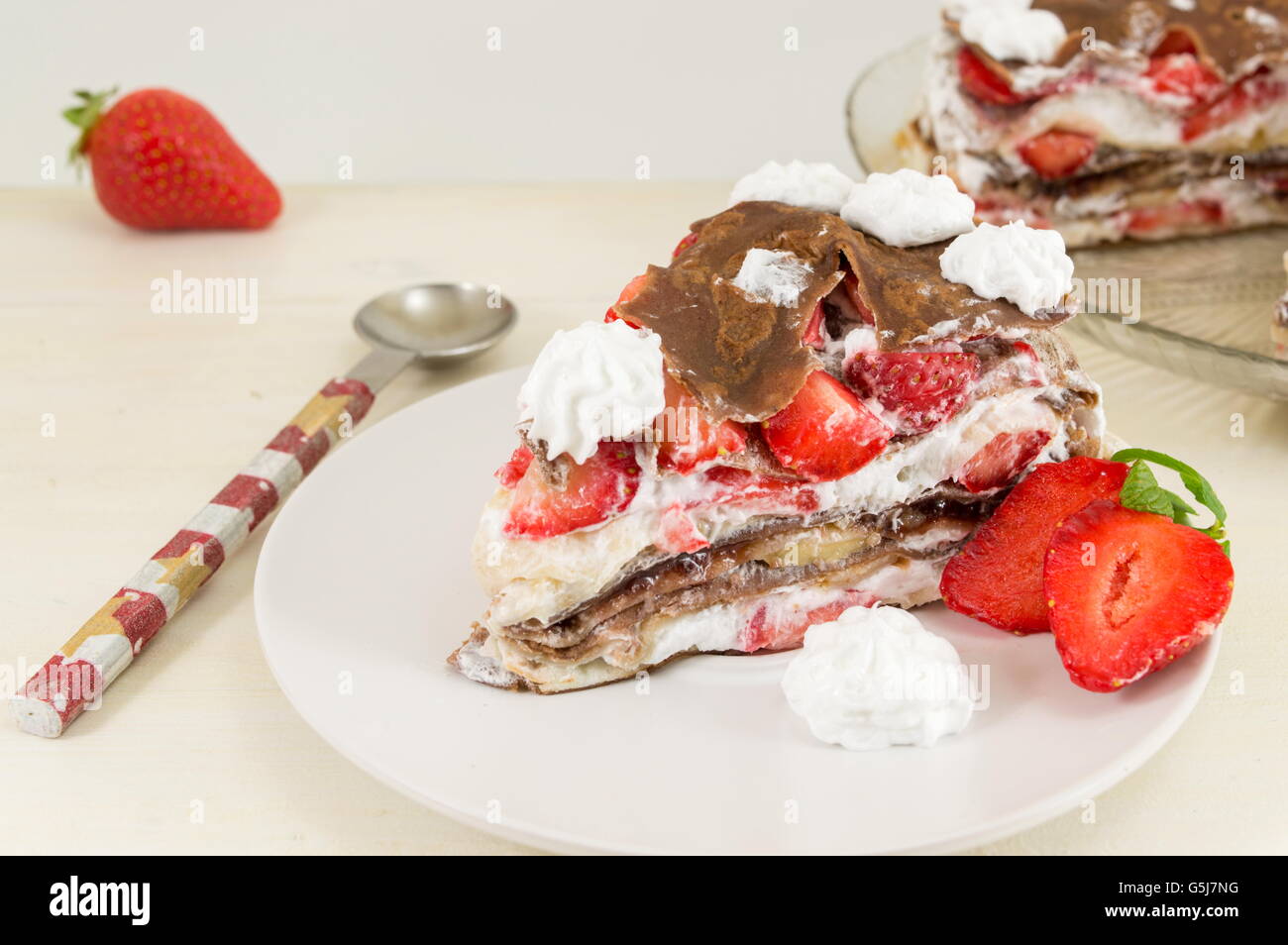 La torta di fragole fatta di frittelle su una piastra con fragole fresche Foto Stock