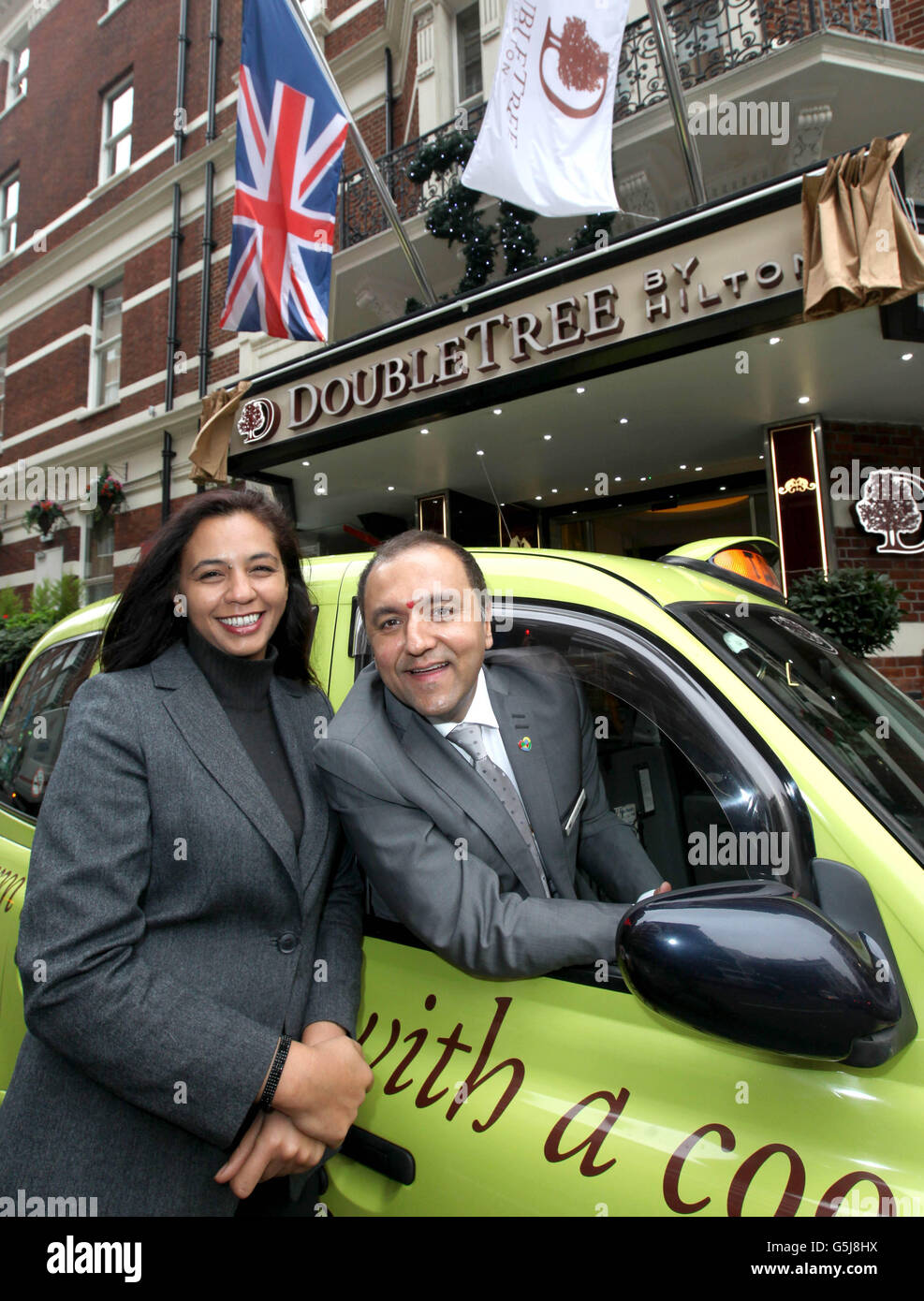 CEO della British Hospitality Association UFI Ibrahim (a sinistra) apre il nuovo Double Tree by Hilton hotel a Marble Arch, con il Direttore Generale Anup Sarin. Foto Stock