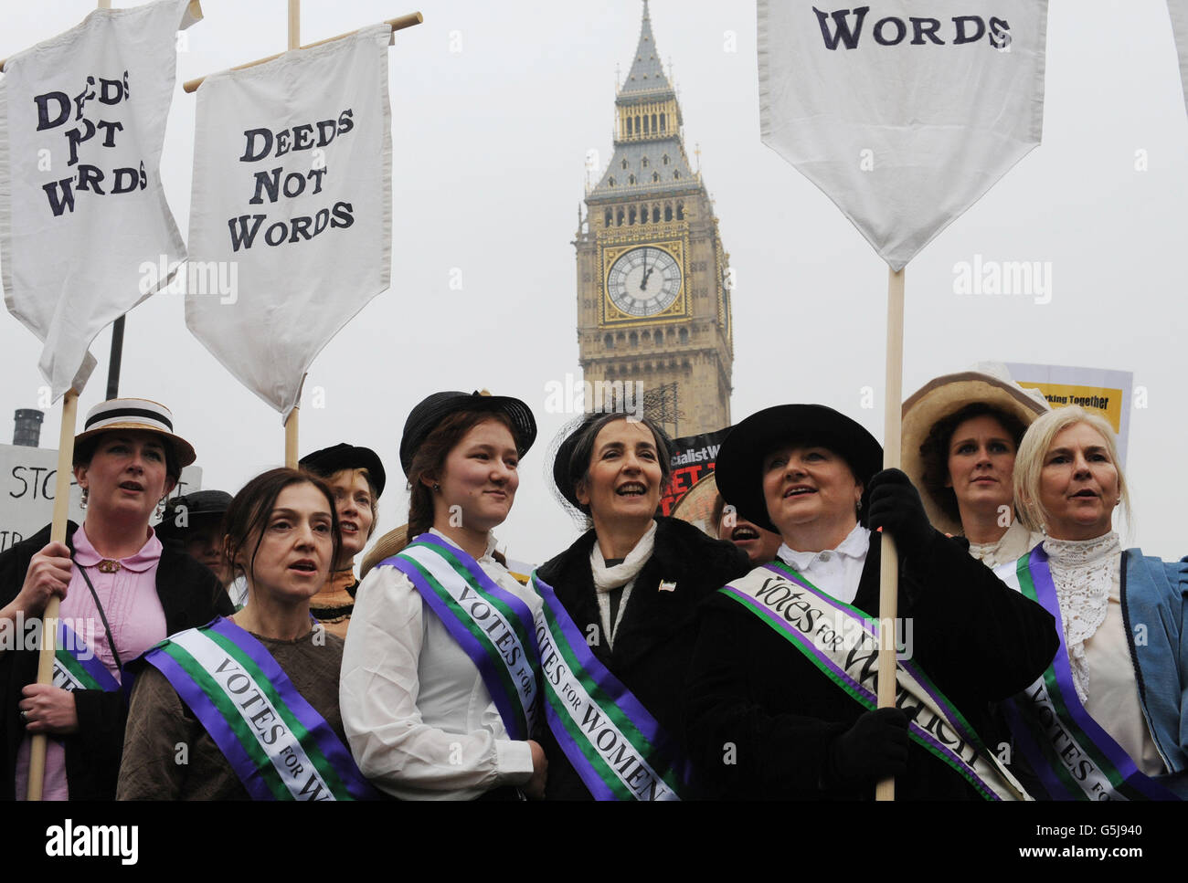 La lobby femminista del Parlamento britannico, guidata dal Dr. Helen Pankhurst (centrata in nero), nipote di Emmeline Pankhurst, si svolge a Westminster, Londra, 106 anni dopo che Emmeline ha fatto pressione sui parlamentari per ottenere il voto per le donne. Foto Stock