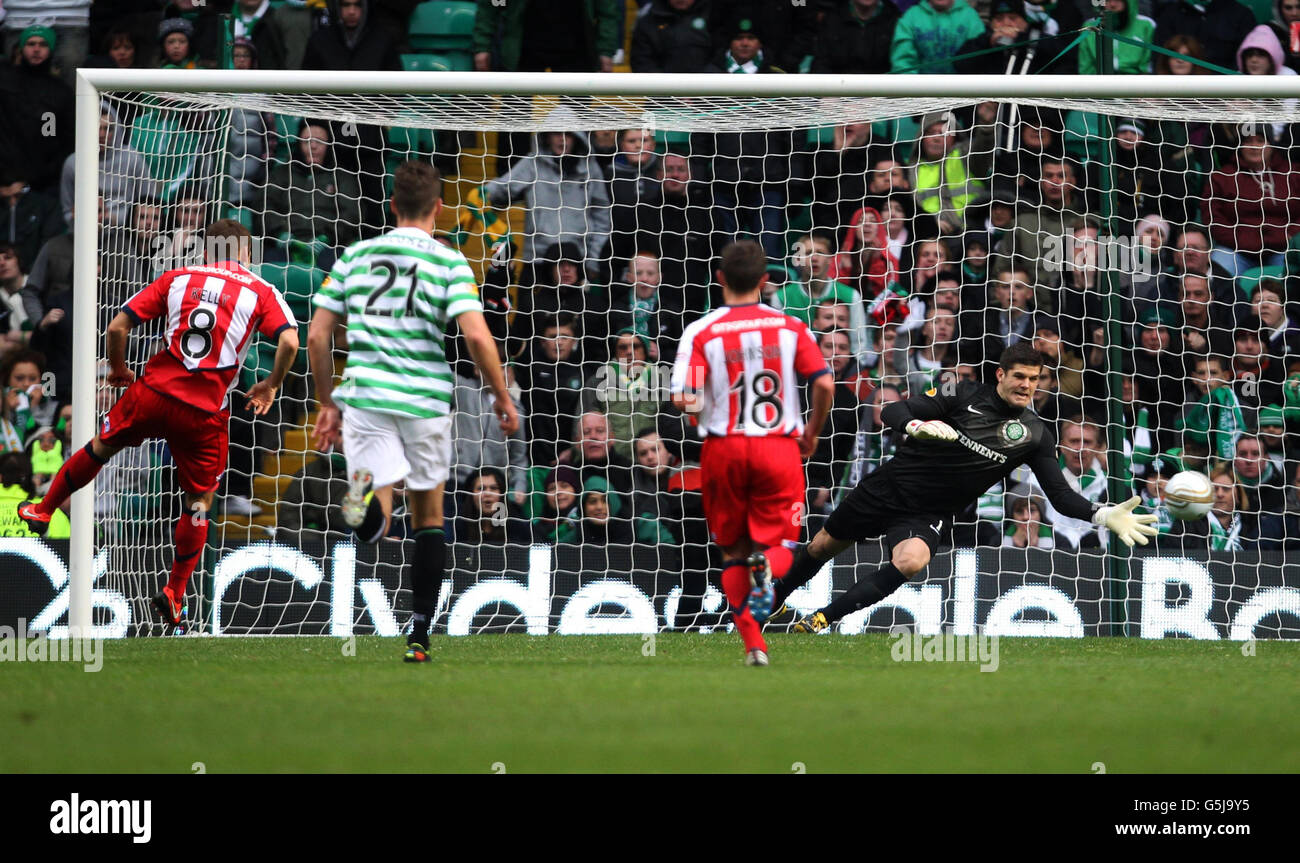 Liam Kelly di Kilmarnock segna una penalità oltre Fraser Forster di Celtic durante la partita della Clydesdale Bank Premier League al Celtic Park di Glasgow. Foto Stock