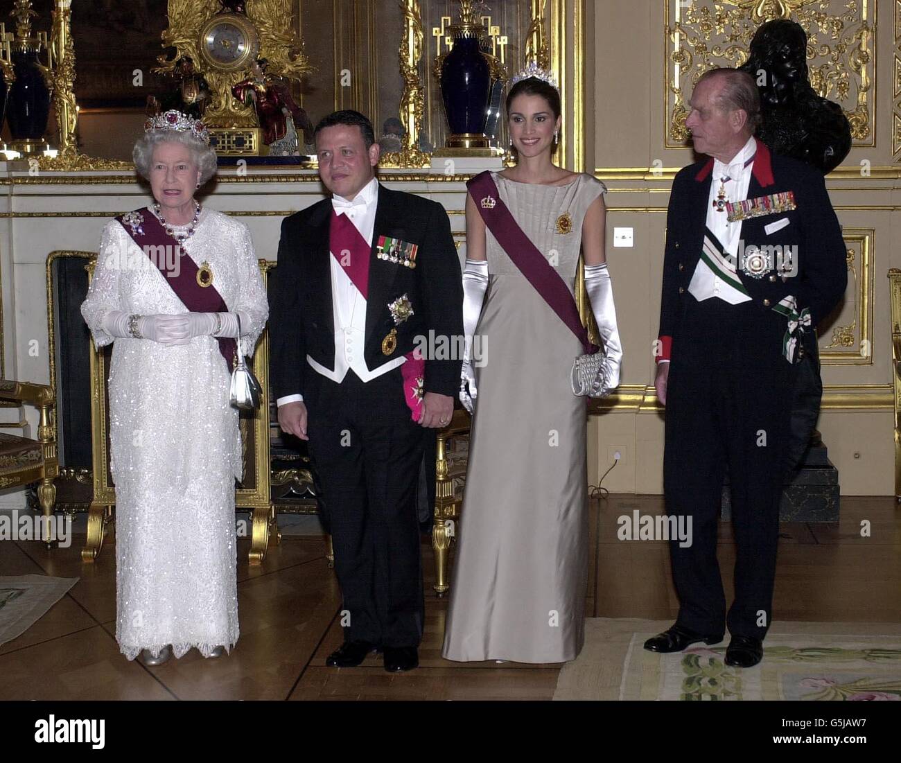 La regina Elisabetta II (a sinistra) con il re Abdullah e la regina Rania di Giordania e il duca di Edimburgo posano per i fotografi prima di partecipare a un banchetto di Stato al Castello di Windsor. Foto Stock